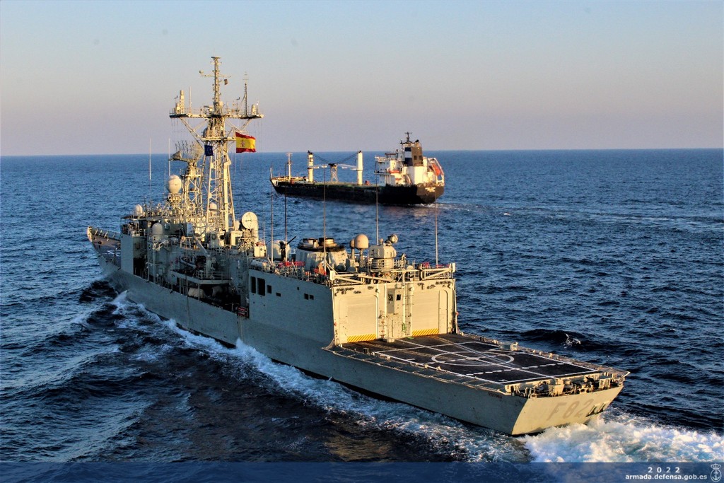 Fragata "Victoria" escoltando a un buque del Programa Mundial de Alimentos